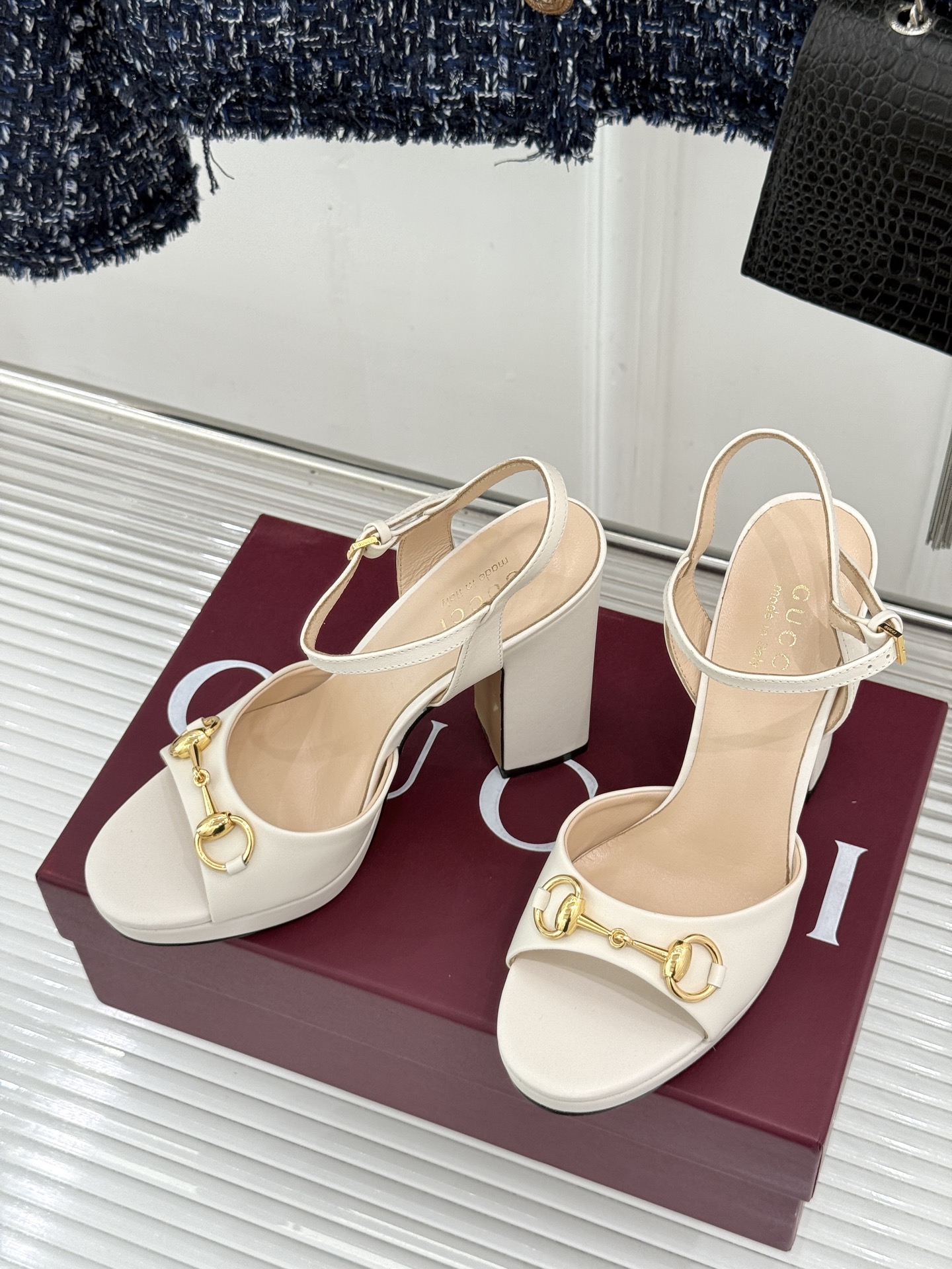 Gucci/古驰26WF新品马衔扣鱼嘴防水台细跟高跟凉鞋演绎复古奢华与现代气场的融合之作。标志性金属马衔