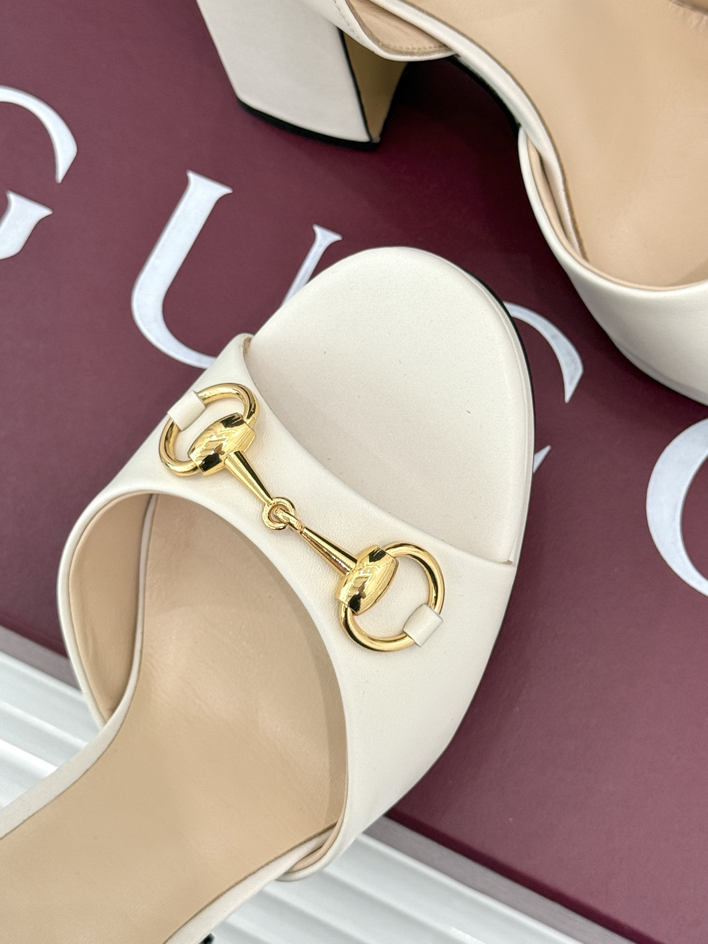 Gucci/古驰26WF新品马衔扣鱼嘴防水台细跟高跟凉鞋演绎复古奢华与现代气场的融合之作。标志性金属马衔