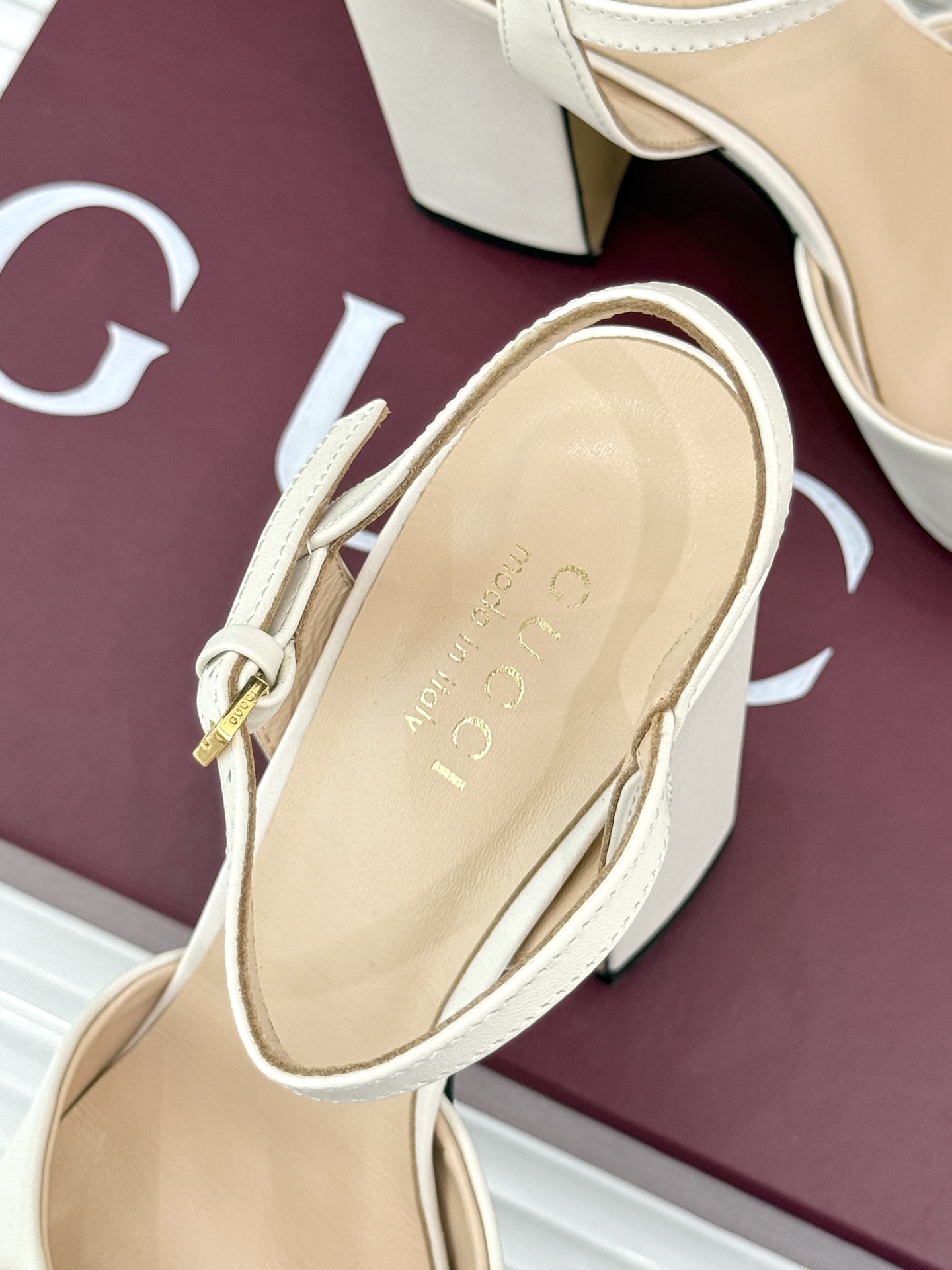 Gucci/古驰26WF新品马衔扣鱼嘴防水台细跟高跟凉鞋演绎复古奢华与现代气场的融合之作。标志性金属马衔