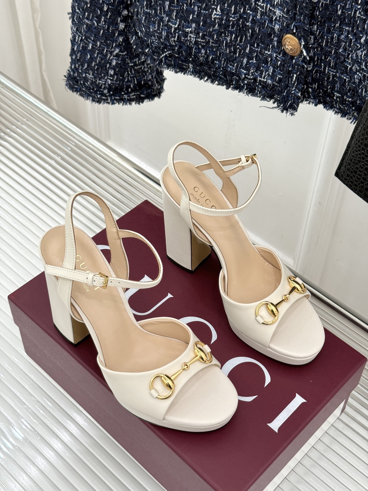 Gucci/古驰26WF新品马衔扣鱼嘴防水台细跟高跟凉鞋演绎复古奢华与现代气场的融合之作。标志性金属马衔