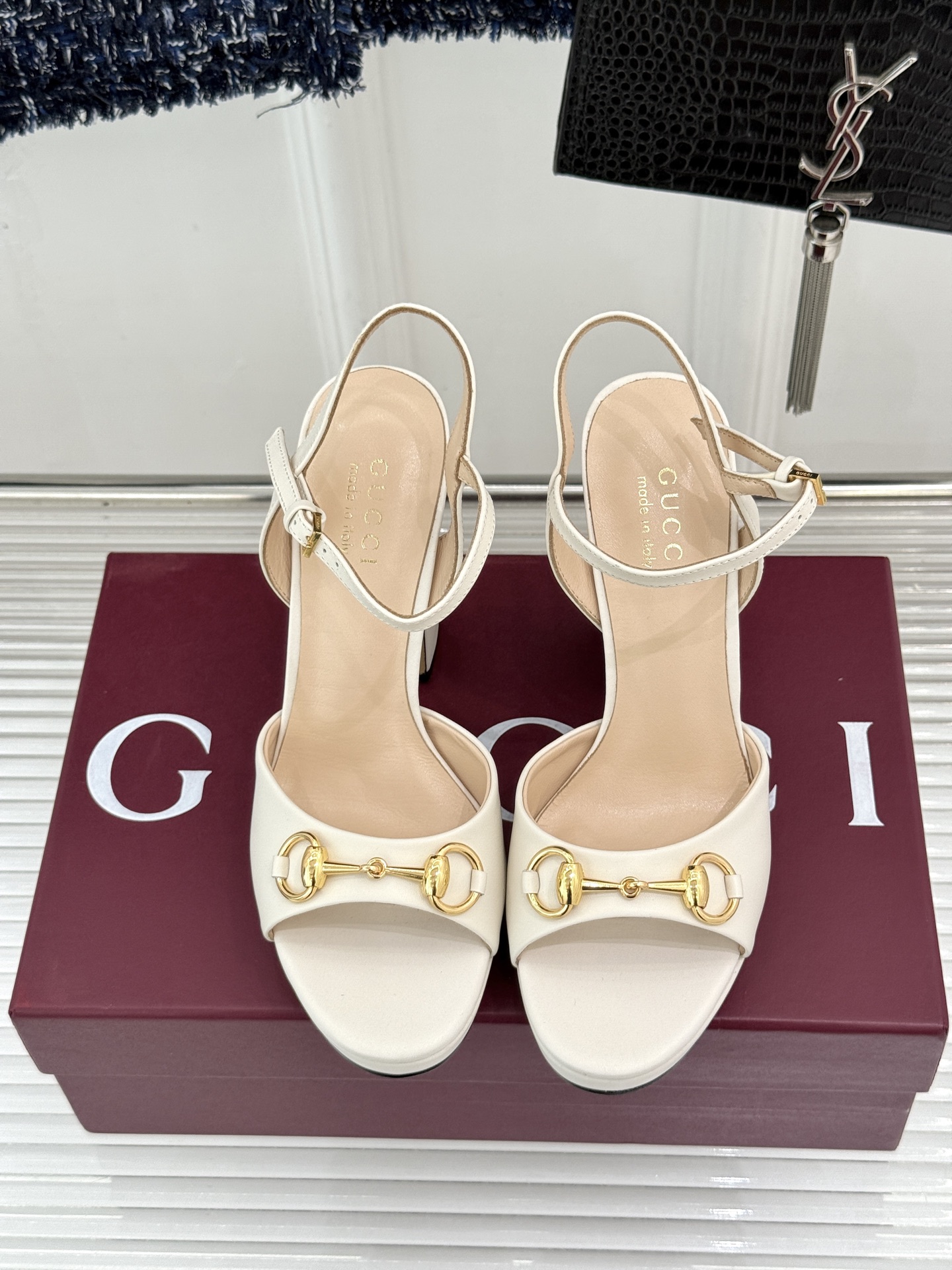 Gucci/古驰26WF新品马衔扣鱼嘴防水台细跟高跟凉鞋演绎复古奢华与现代气场的融合之作。标志性金属马衔