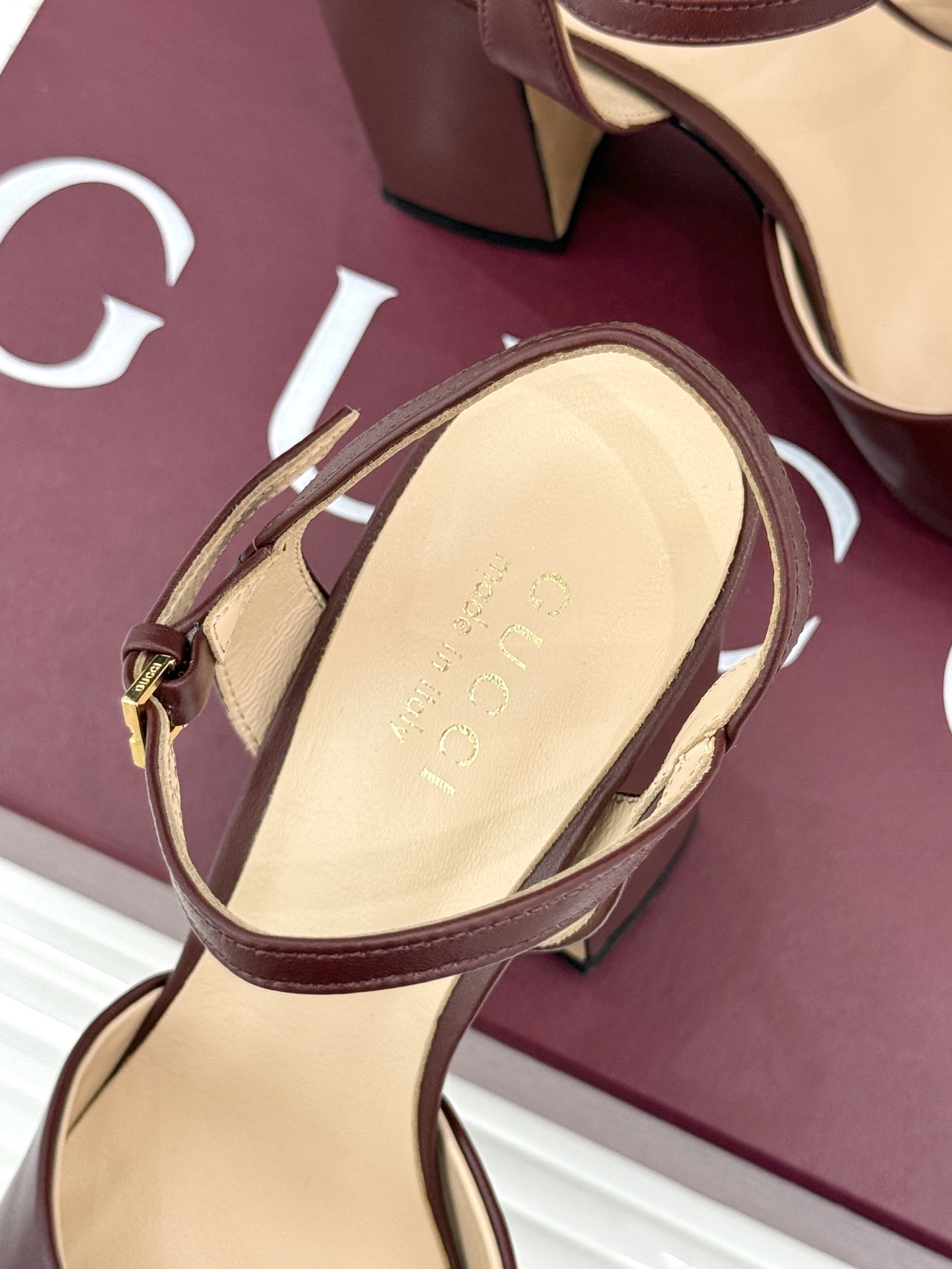 Gucci/古驰26WF新品马衔扣鱼嘴防水台细跟高跟凉鞋演绎复古奢华与现代气场的融合之作。标志性金属马衔 Gucci/古驰26WF新品马衔扣鱼嘴防水台细跟高跟凉鞋演绎复古奢华与现代气场的融合之作。标志性金属马衔