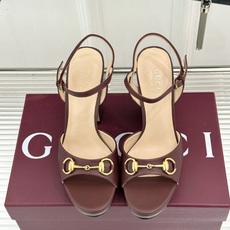 Gucci/古驰26WF新品马衔扣鱼嘴防水台细跟高跟凉鞋演绎复古奢华与现代气场的融合之作。标志性金属马衔 Gucci/古驰26WF新品马衔扣鱼嘴防水台细跟高跟凉鞋演绎复古奢华与现代气场的融合之作。标志性金属马衔