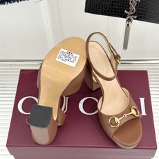 Gucci/古驰26WF新品马衔扣鱼嘴防水台细跟高跟凉鞋演绎复古奢华与现代气场的融合之作。标志性金属马衔 Gucci/古驰26WF新品马衔扣鱼嘴防水台细跟高跟凉鞋演绎复古奢华与现代气场的融合之作。标志性金属马衔