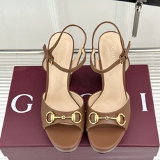 Gucci/古驰26WF新品马衔扣鱼嘴防水台细跟高跟凉鞋演绎复古奢华与现代气场的融合之作。标志性金属马衔 Gucci/古驰26WF新品马衔扣鱼嘴防水台细跟高跟凉鞋演绎复古奢华与现代气场的融合之作。标志性金属马衔