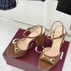 Gucci/古驰26WF新品马衔扣鱼嘴防水台细跟高跟凉鞋演绎复古奢华与现代气场的融合之作。标志性金属马衔 Gucci/古驰26WF新品马衔扣鱼嘴防水台细跟高跟凉鞋演绎复古奢华与现代气场的融合之作。标志性金属马衔