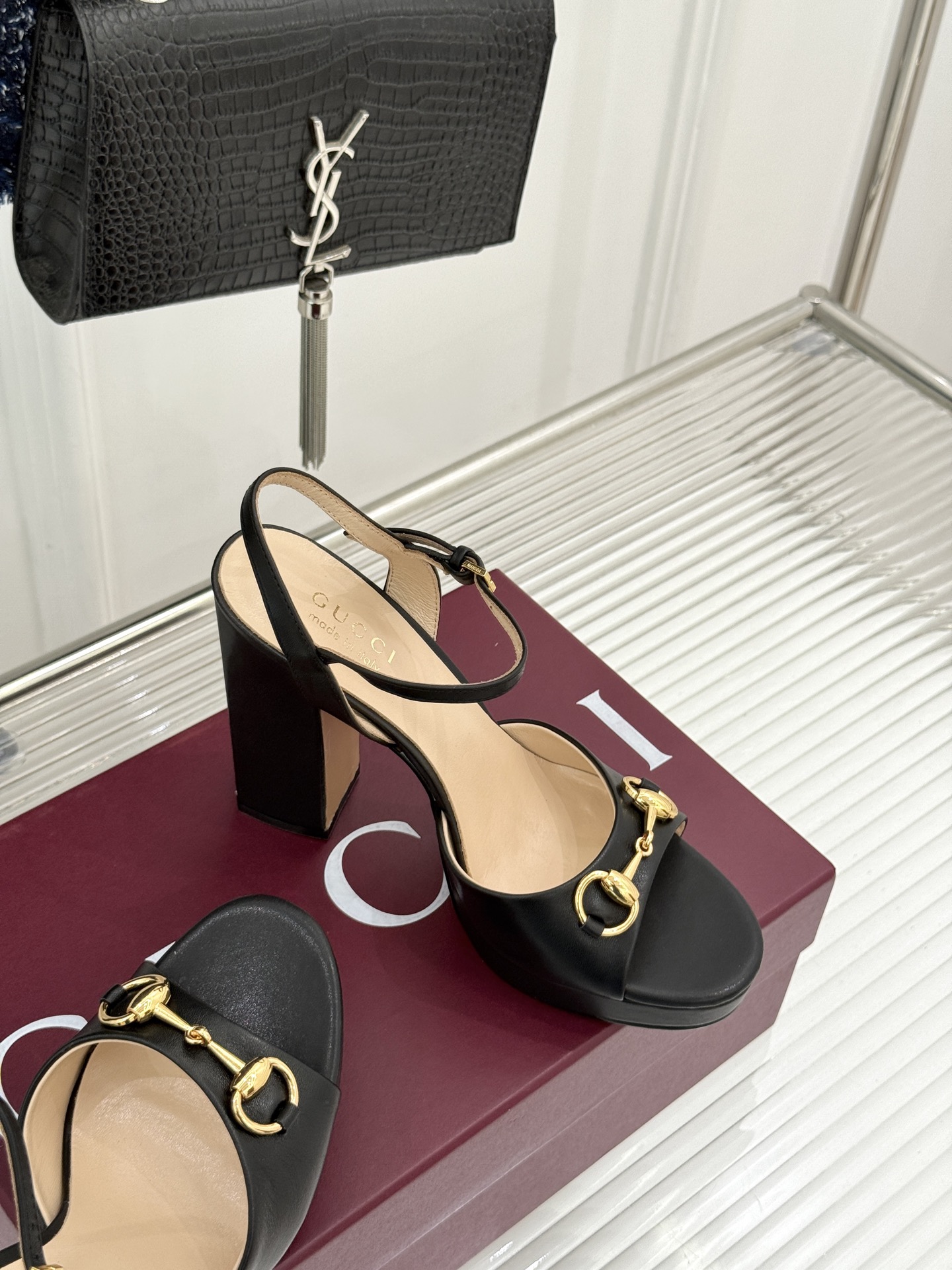Gucci/古驰26WF新品马衔扣鱼嘴防水台细跟高跟凉鞋演绎复古奢华与现代气场的融合之作。标志性金属马衔