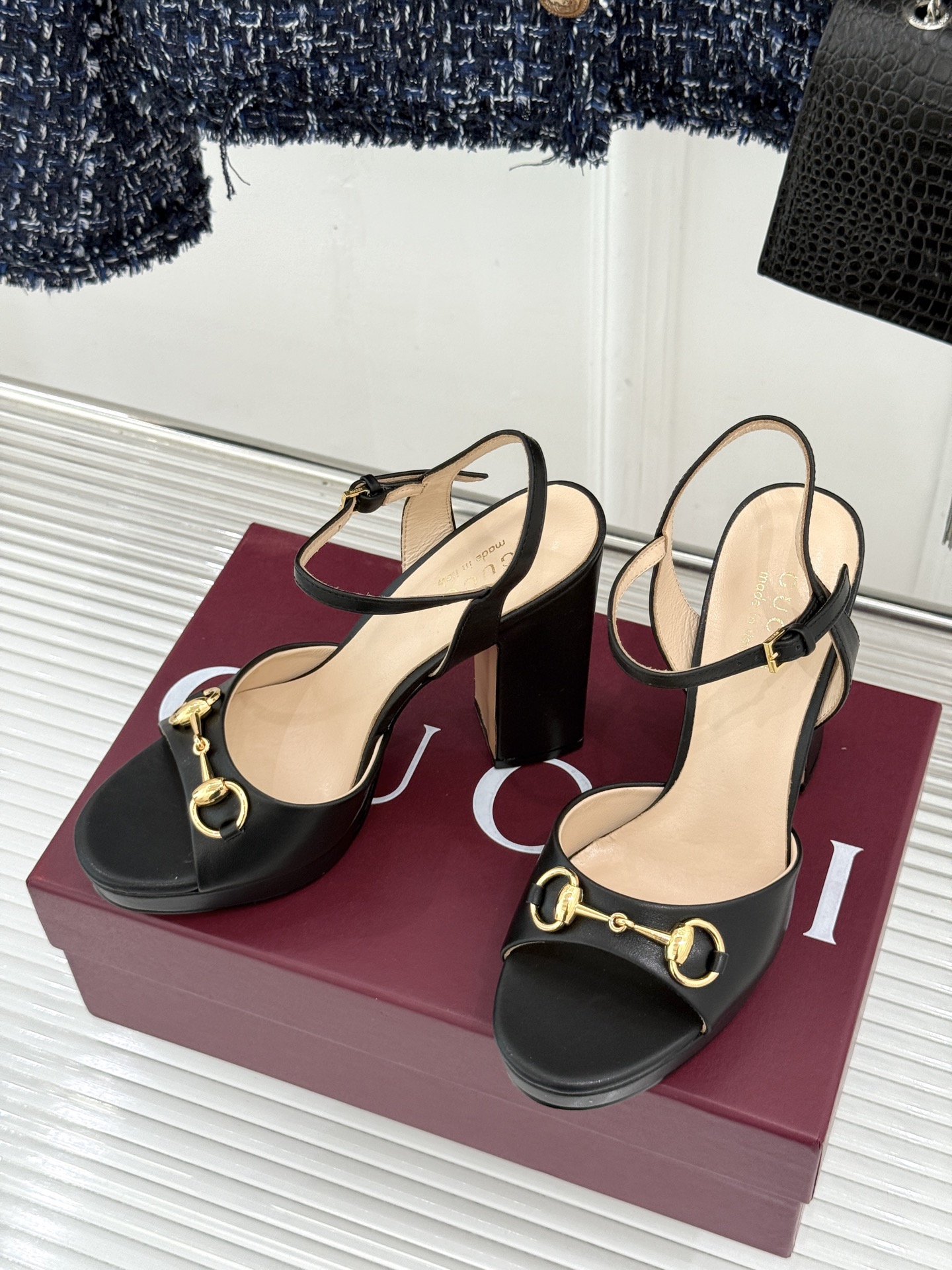 Gucci/古驰26WF新品马衔扣鱼嘴防水台细跟高跟凉鞋演绎复古奢华与现代气场的融合之作。标志性金属马衔