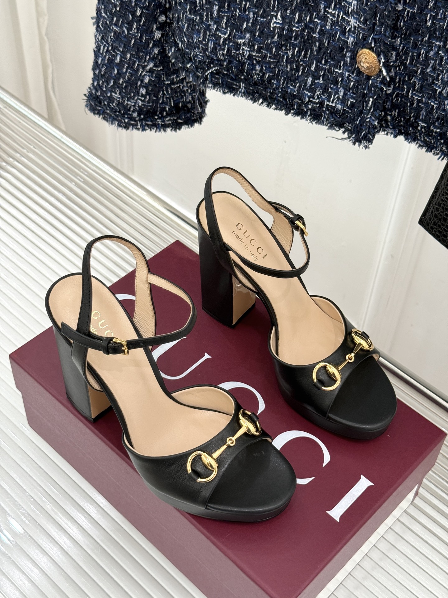 Gucci/古驰26WF新品马衔扣鱼嘴防水台细跟高跟凉鞋演绎复古奢华与现代气场的融合之作。标志性金属马衔
