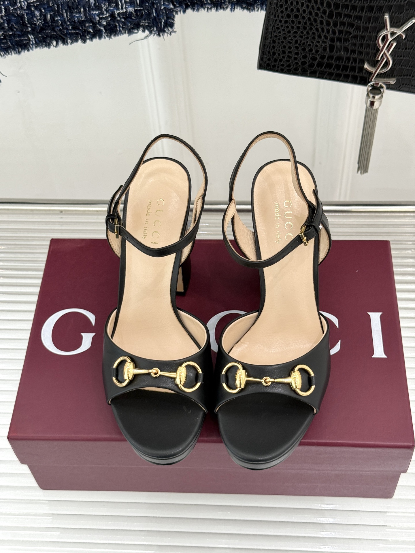 Gucci/古驰26WF新品马衔扣鱼嘴防水台细跟高跟凉鞋演绎复古奢华与现代气场的融合之作。标志性金属马衔