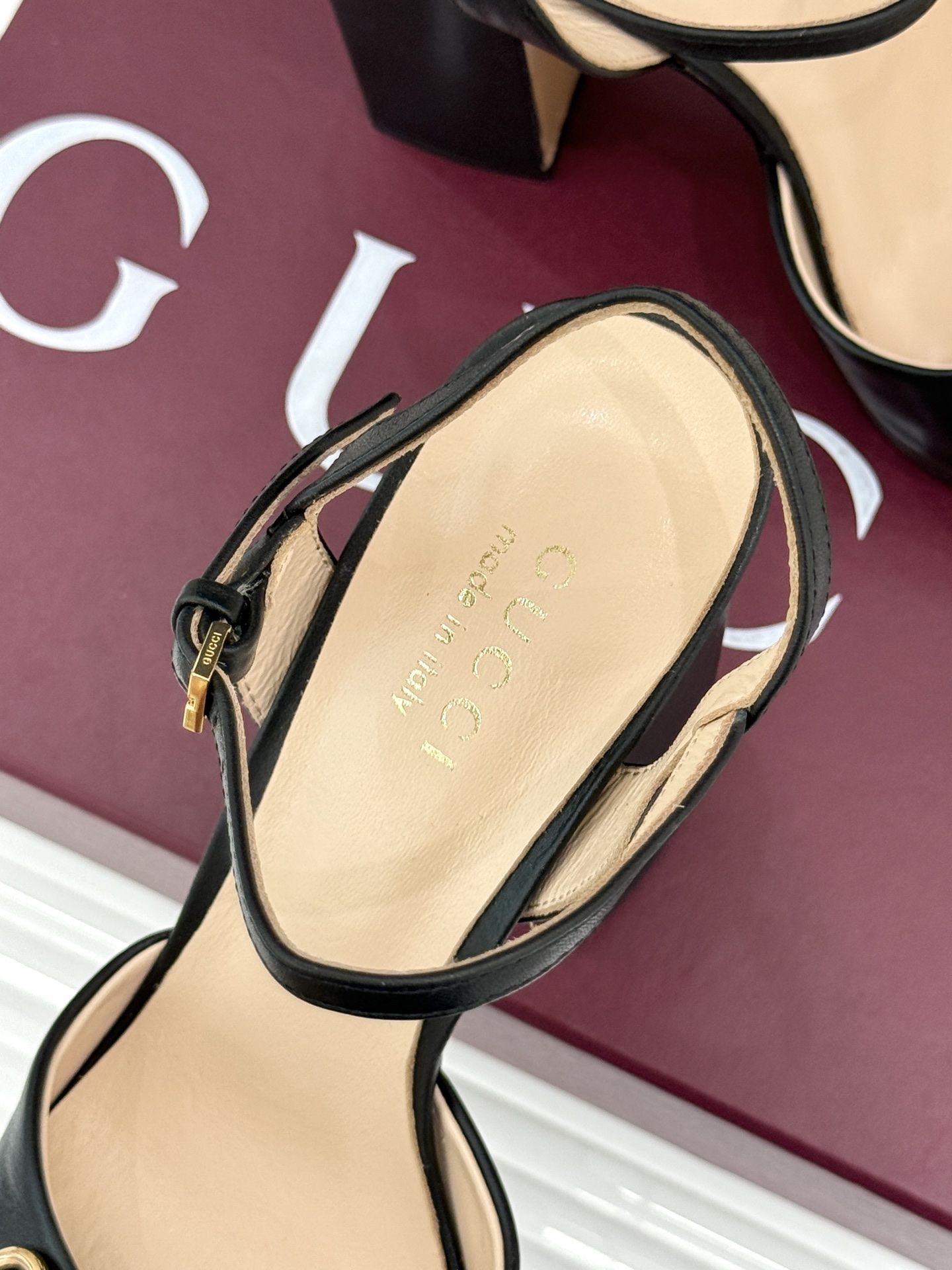 Gucci/古驰26WF新品马衔扣鱼嘴防水台细跟高跟凉鞋演绎复古奢华与现代气场的融合之作。标志性金属马衔