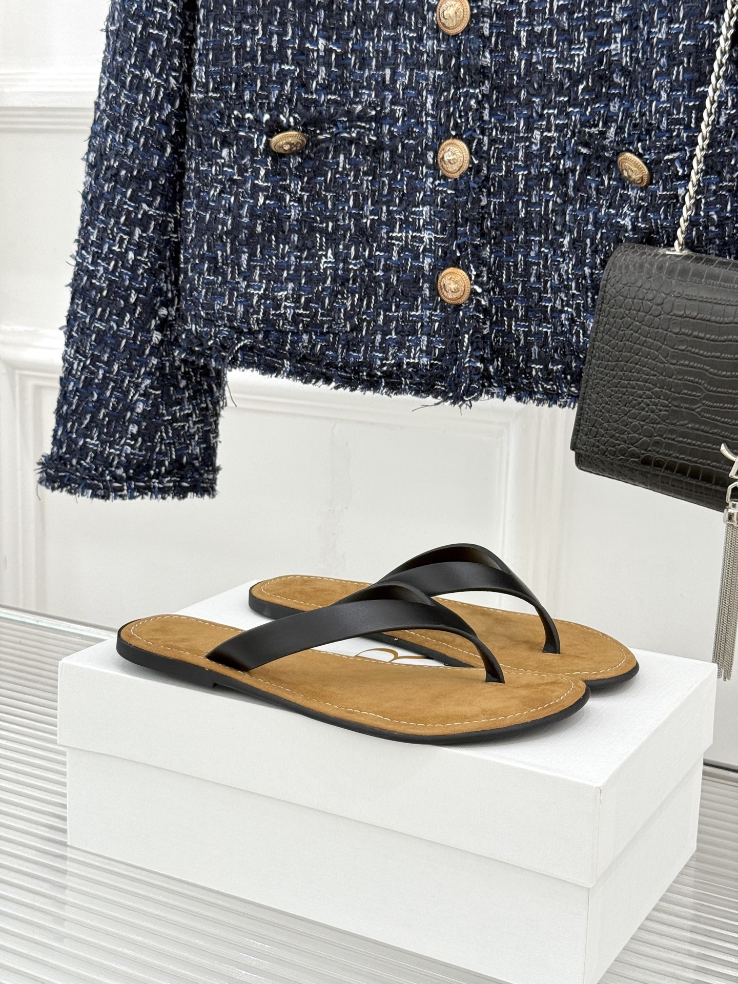 NO:876588,The Row 26WF's new minimalist flip-flops are the ultimate form of minimalism. Turn flip-flops into works of art. Italian hand-carved texture. Logo-free design hides a sense of luxury. Matte leather is as soft as clouds. Grosgrain webbing delicately fits the skin. Textured foot bed supports every step. The flip-flops are repeatedly polished without rubbing the feet. The rubber outsole is non-slip and wear-resistant. From coffee walks to beach vacations, jeans and suits can be perfectly matched.  Not ostentatious but with a cool aura. This is true low-key luxury. The simpler, the more timeless it is. The Row's eternal aesthetic benchmark. The most worthwhile investment in this summer's shoe cabinet. You will feel relaxed when you wear it.19860909The Row 26WF新品极简 夹脚人字拖鞋 极简主义的终极形态 把人字拖做成艺术品 意大利手工雕琢的质感 无logo设计藏着高级感 哑光皮革如云朵般柔软 罗缎织带细腻贴合肌肤 纹理脚床承托每一步 夹趾处反复打磨不磨脚 橡胶大底防滑又耐磨 从咖啡漫步到海边度假 西装牛仔裤都能完美搭 不张扬却自带清冷气场 这才是真正的低调奢华 越简单越经得起时间 The Row永远的审美标杆 今夏鞋柜最值得的投资 穿上就是松弛感本人 size35-39（40/41定制） 编号93620260608,分趾鞋,slippers,jeans,business suit,Women's Shoes
