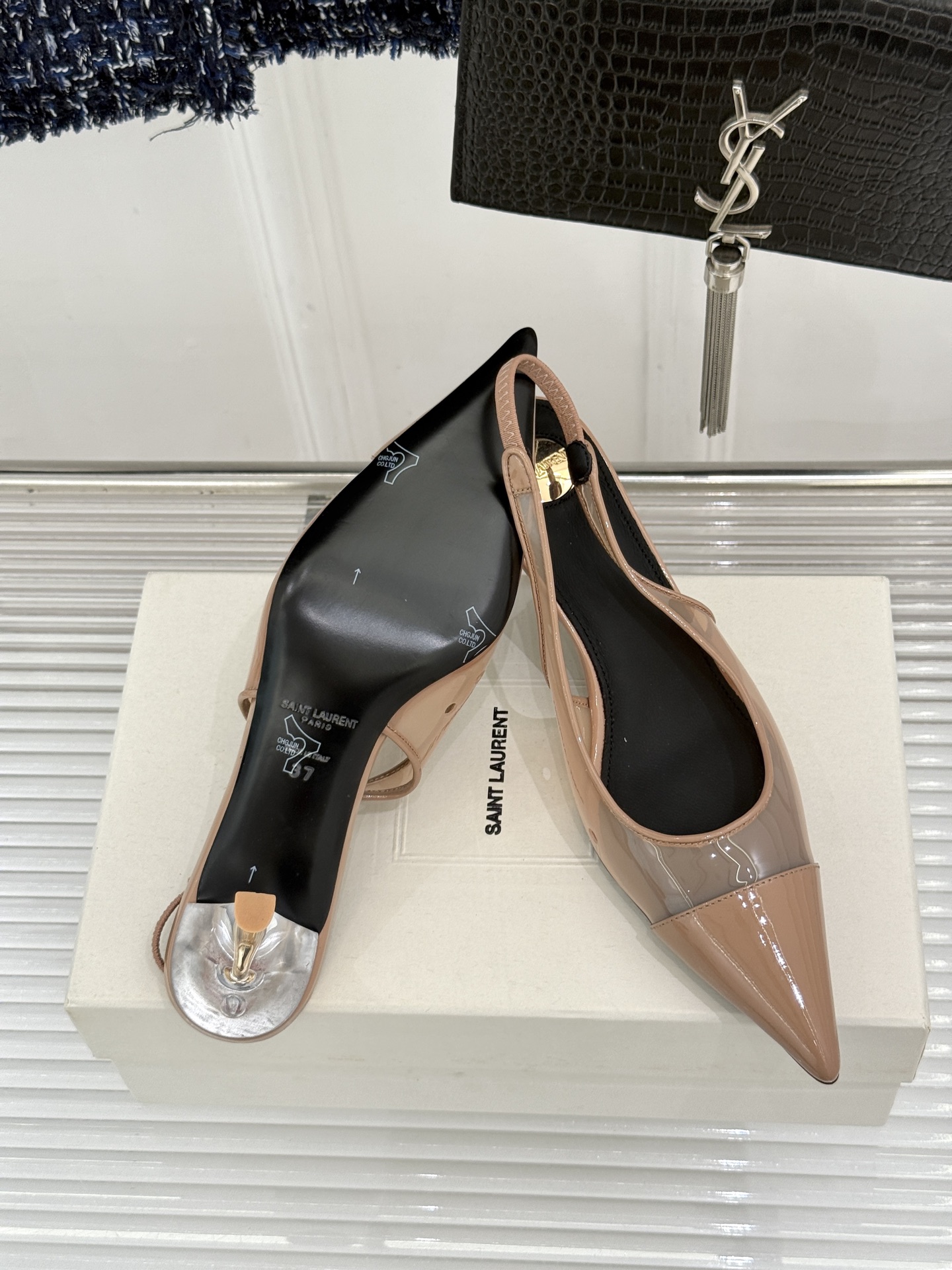 (配原版飞机盒)Saint Laurent /圣罗兰26WF新品胶片尖头后空猫跟凉鞋把暗夜电影感穿在脚上 (配原版飞机盒)Saint Laurent /圣罗兰26WF新品胶片尖头后空猫跟凉鞋把暗夜电影感穿在脚上