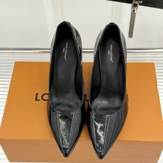 L*V驴家26WF新品极简尖头漆皮粗跟高跟鞋一眼沦陷的老钱风战鞋亮面漆皮泛着高级冷光利落尖头拉长腿部线条 L*V驴家26WF新品极简尖头漆皮粗跟高跟鞋一眼沦陷的老钱风战鞋亮面漆皮泛着高级冷光利落尖头拉长腿部线条