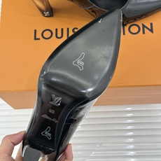 L*V驴家26WF新品极简尖头漆皮粗跟高跟鞋一眼沦陷的老钱风战鞋亮面漆皮泛着高级冷光利落尖头拉长腿部线条 L*V驴家26WF新品极简尖头漆皮粗跟高跟鞋一眼沦陷的老钱风战鞋亮面漆皮泛着高级冷光利落尖头拉长腿部线条