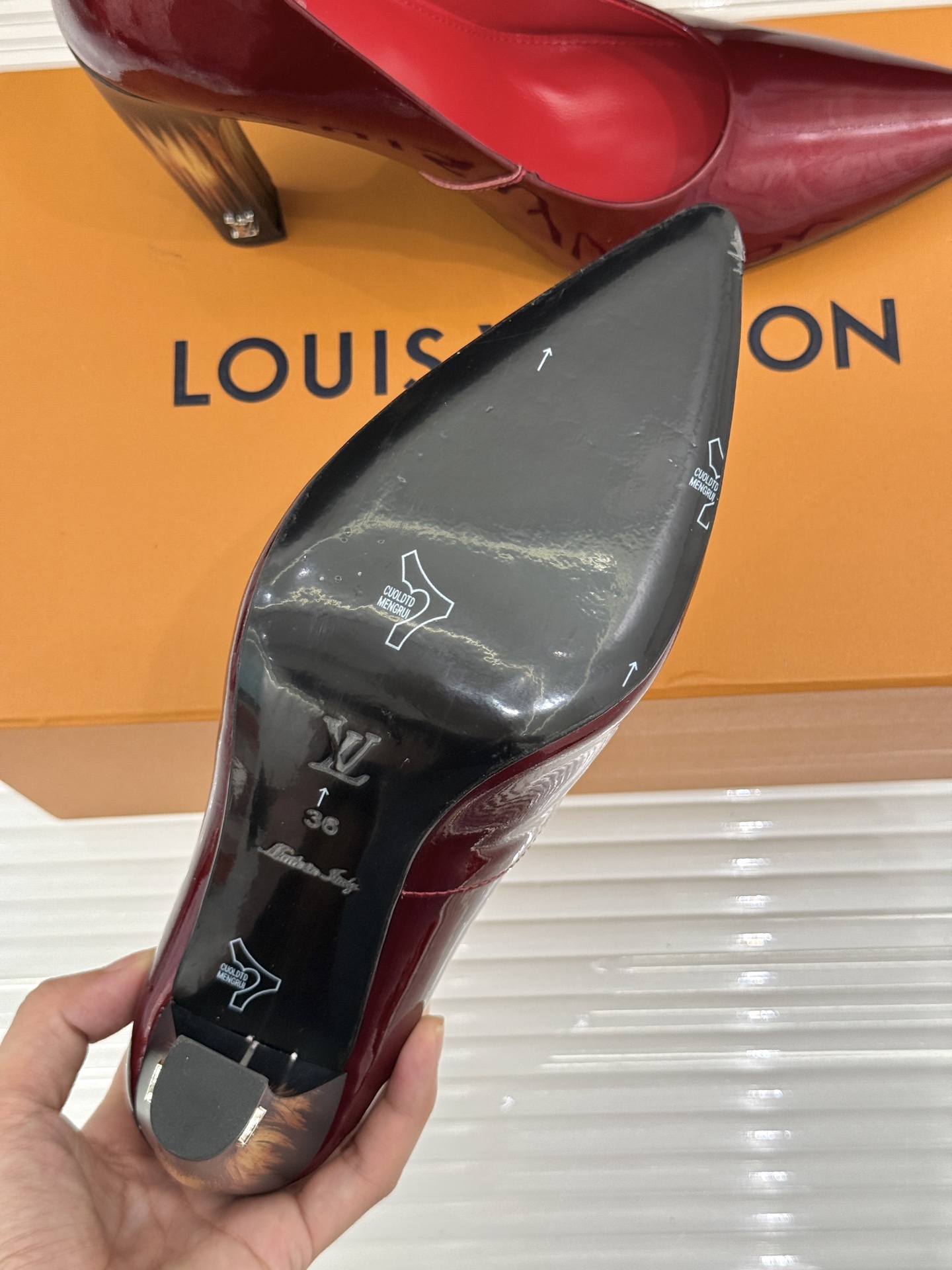 L*V驴家26WF新品极简尖头漆皮粗跟高跟鞋一眼沦陷的老钱风战鞋亮面漆皮泛着高级冷光利落尖头拉长腿部线条