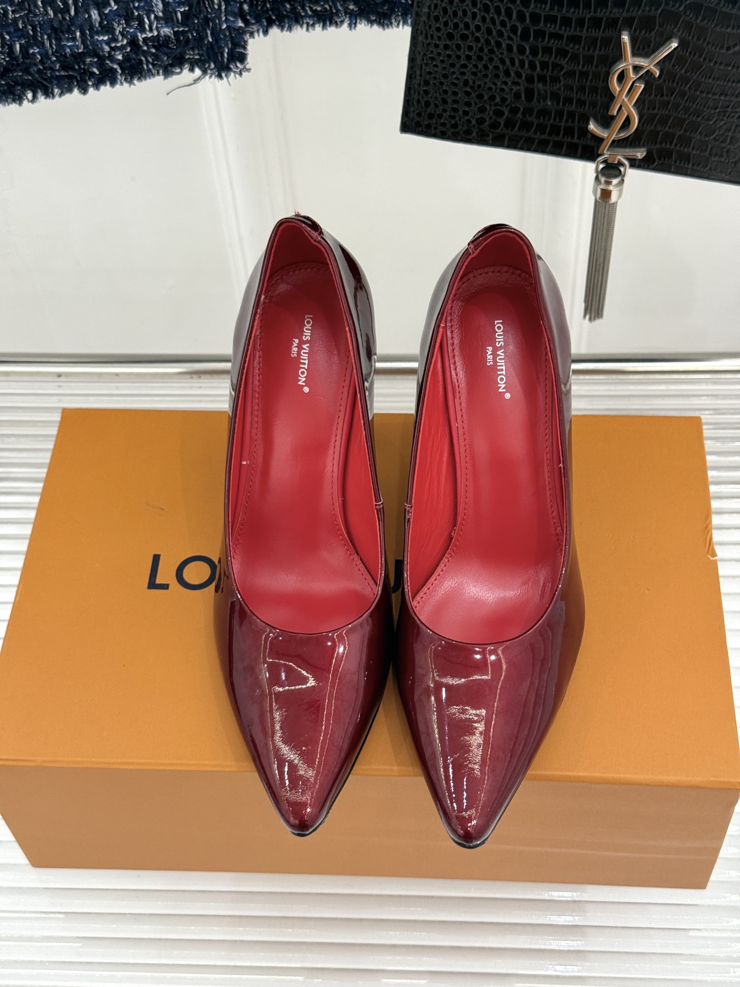 L*V驴家26WF新品极简尖头漆皮粗跟高跟鞋一眼沦陷的老钱风战鞋亮面漆皮泛着高级冷光利落尖头拉长腿部线条