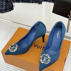L*V驴家26WF新品水钻圆扣真丝尖头高跟鞋一眼沦陷的本命战鞋黑真丝流淌着低调又致命的高级感水钻圆扣在光 L*V驴家26WF新品水钻圆扣真丝尖头高跟鞋一眼沦陷的本命战鞋黑真丝流淌着低调又致命的高级感水钻圆扣在光