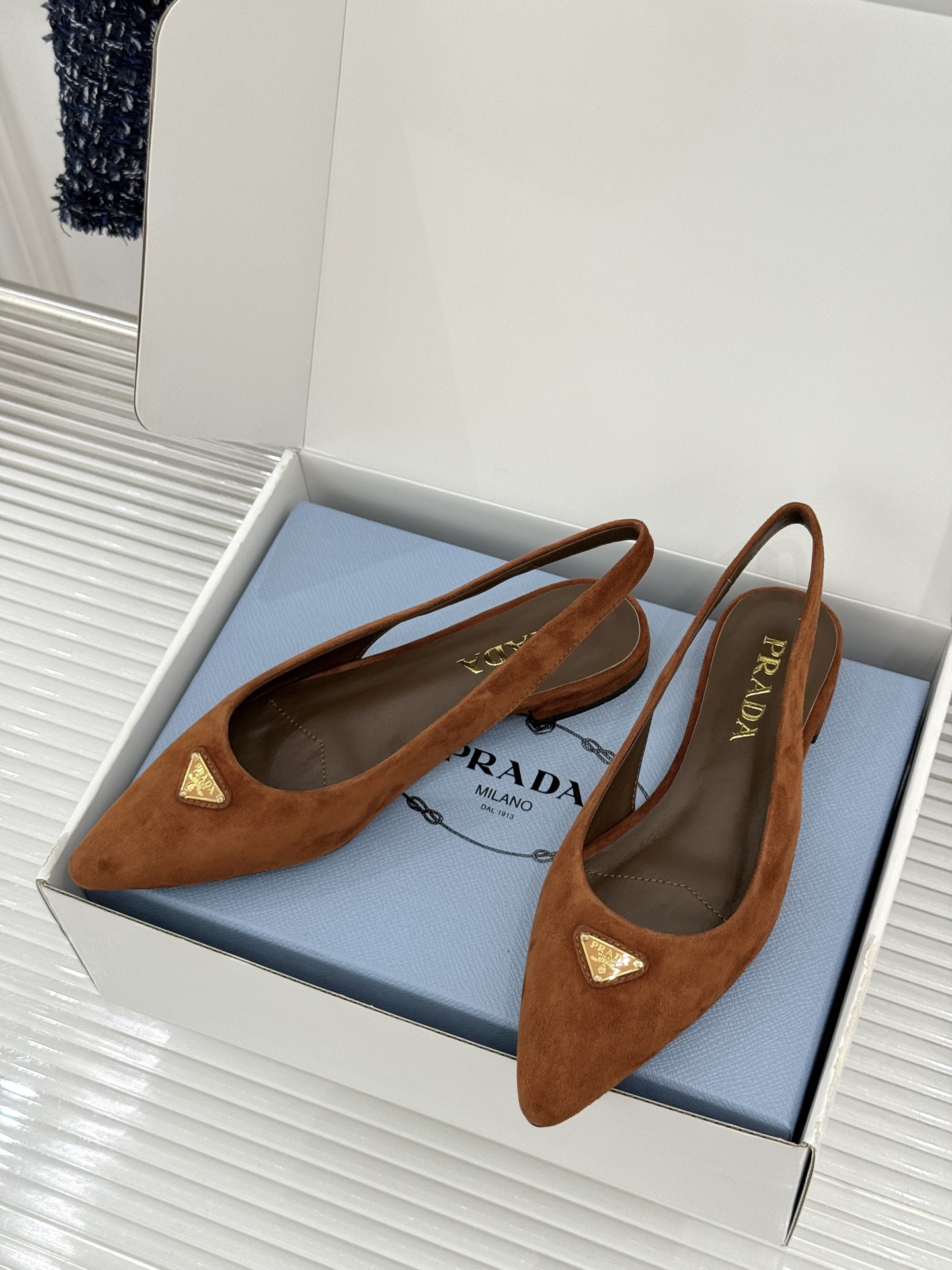 （原版飞机盒＋10）Prada/普拉达26WF新品复古三角标后空平底凉鞋极简控今夏本命鞋履珐琅三角标复刻