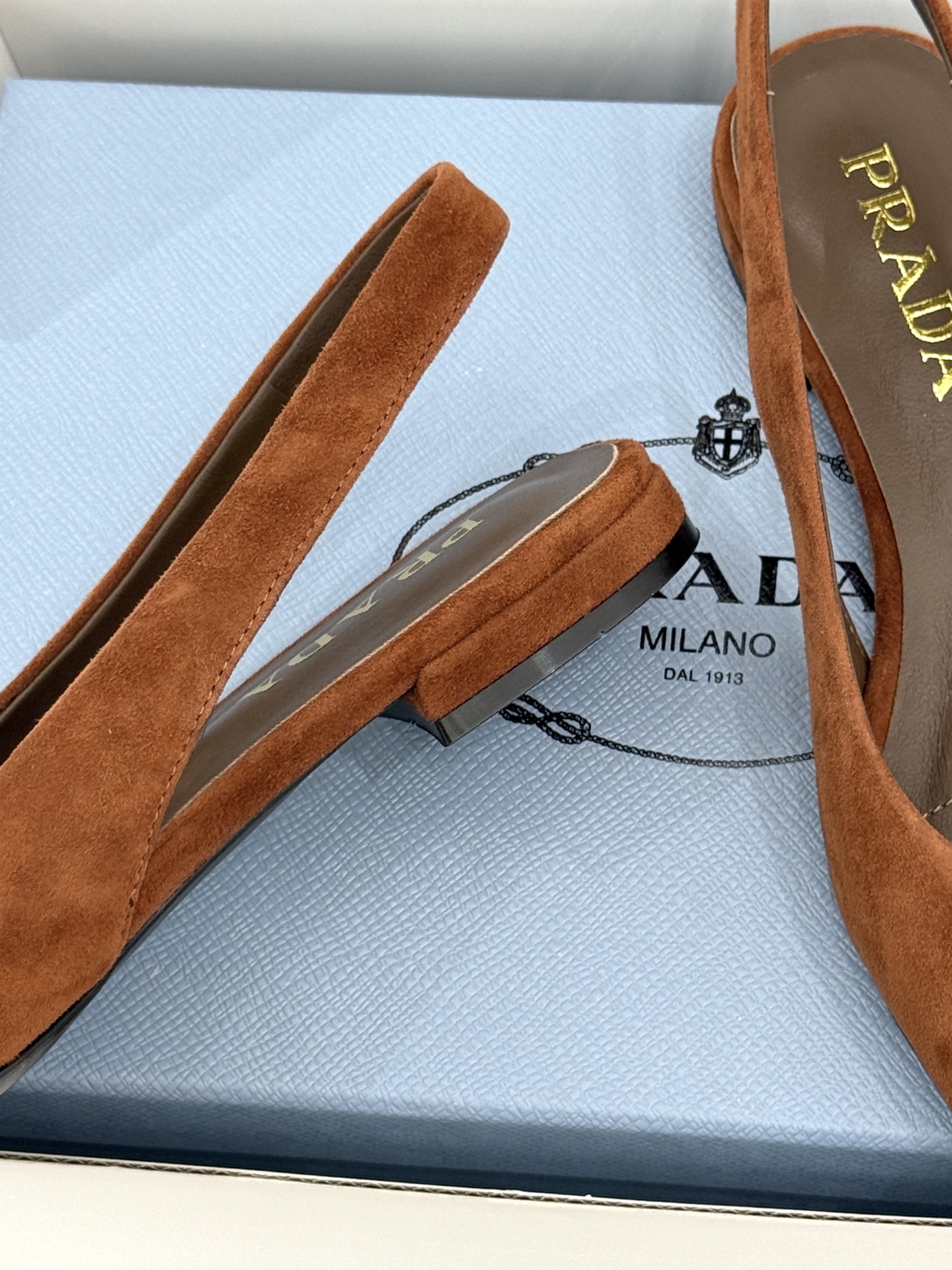 （原版飞机盒＋10）Prada/普拉达26WF新品复古三角标后空平底凉鞋极简控今夏本命鞋履珐琅三角标复刻