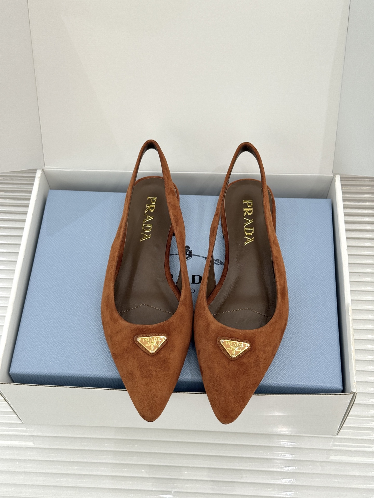 （原版飞机盒＋10）Prada/普拉达26WF新品复古三角标后空平底凉鞋极简控今夏本命鞋履珐琅三角标复刻