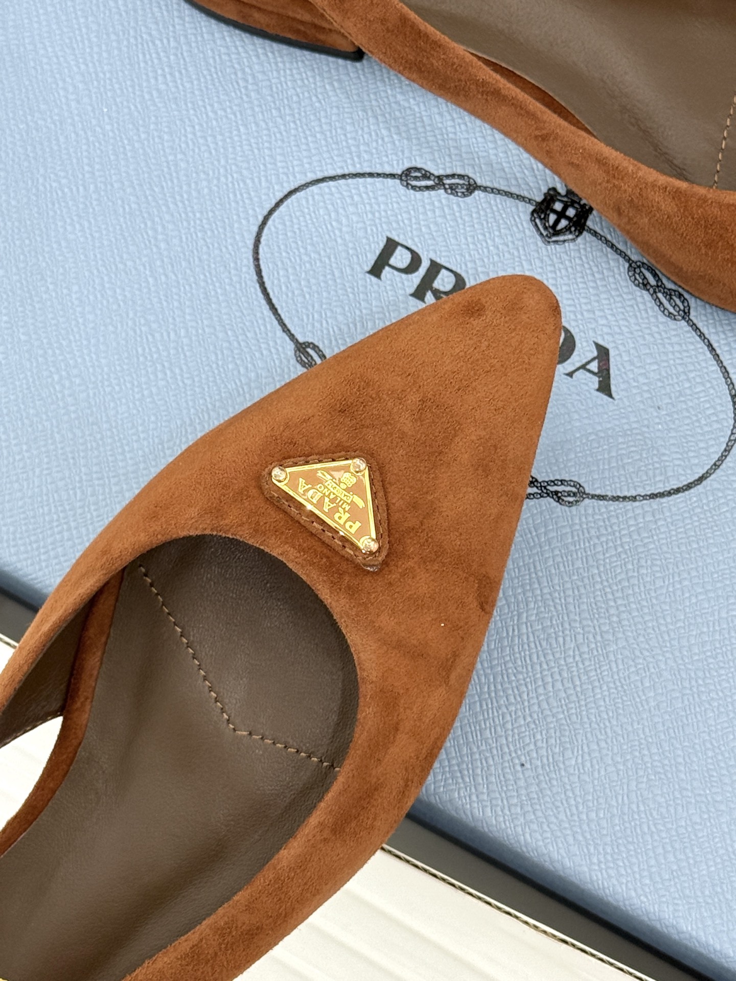 （原版飞机盒＋10）Prada/普拉达26WF新品复古三角标后空平底凉鞋极简控今夏本命鞋履珐琅三角标复刻