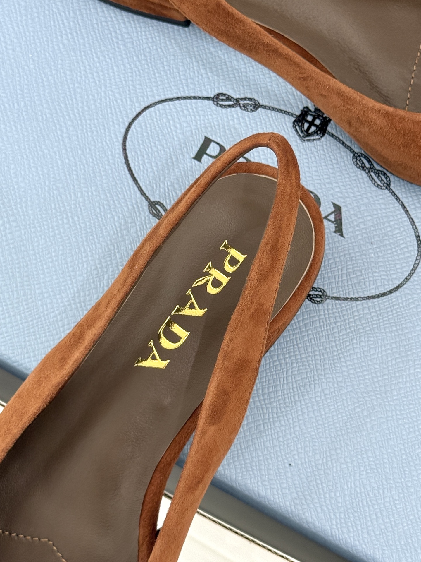 （原版飞机盒＋10）Prada/普拉达26WF新品复古三角标后空平底凉鞋极简控今夏本命鞋履珐琅三角标复刻