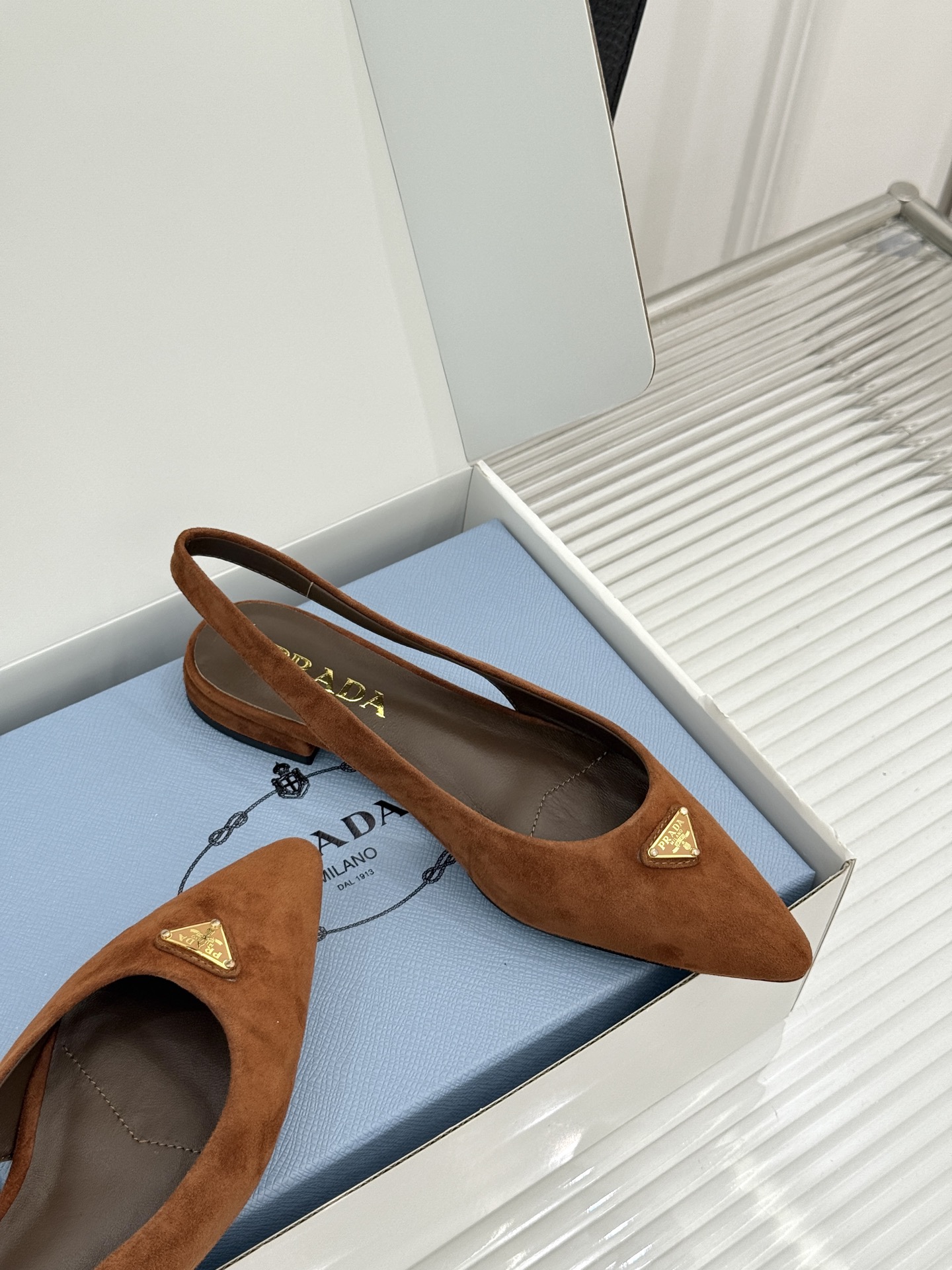 （原版飞机盒＋10）Prada/普拉达26WF新品复古三角标后空平底凉鞋极简控今夏本命鞋履珐琅三角标复刻