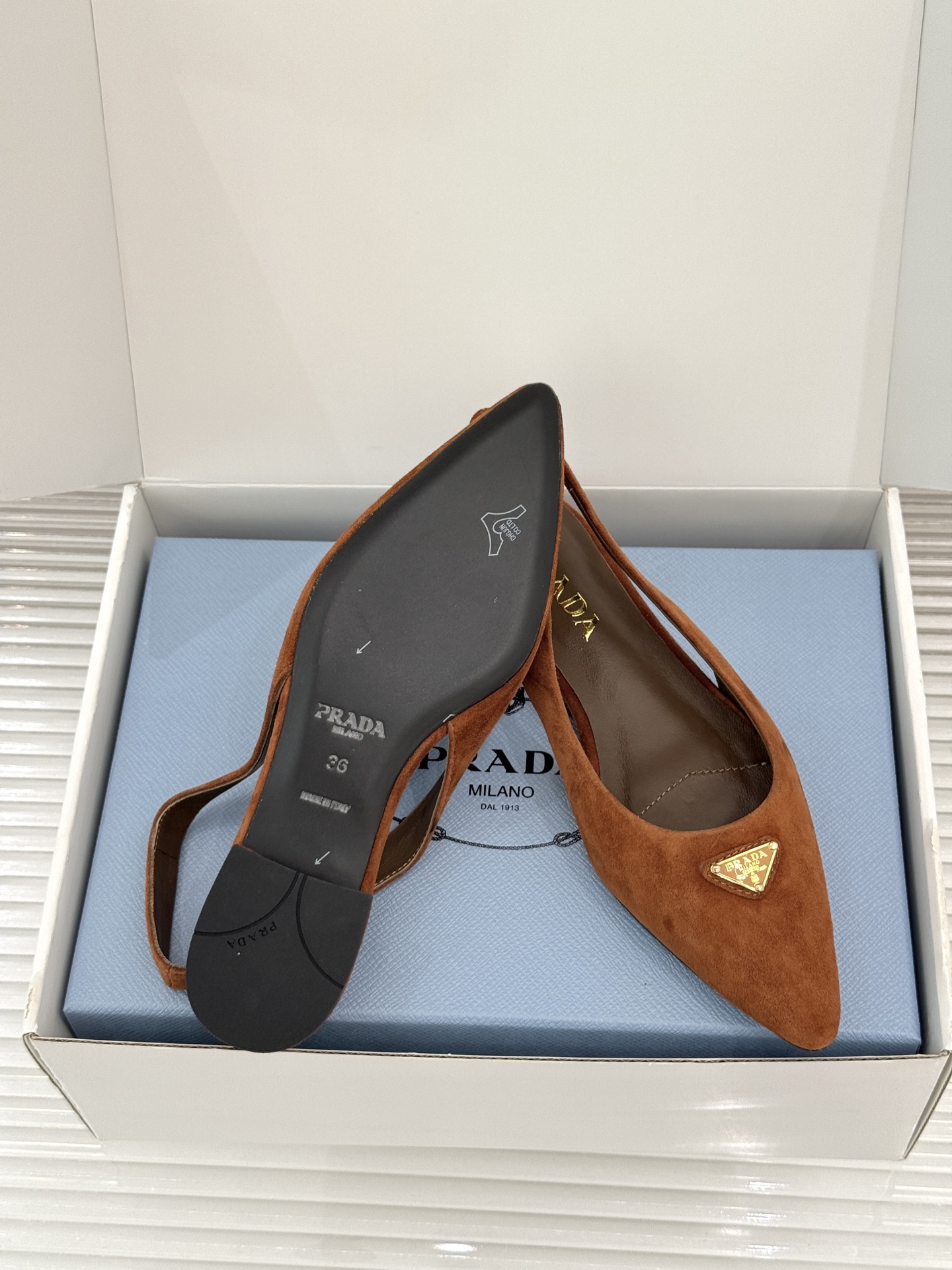 （原版飞机盒＋10）Prada/普拉达26WF新品复古三角标后空平底凉鞋极简控今夏本命鞋履珐琅三角标复刻