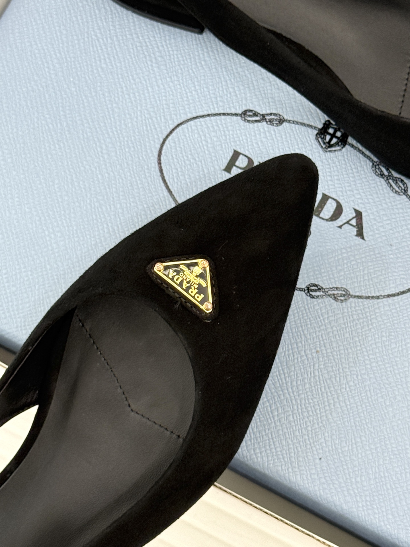 (原版飞机盒+10)Prada/普拉达26WF新品复古三角标后空平底凉鞋极简控今夏本命鞋履珐琅三角标复刻 (原版飞机盒+10)Prada/普拉达26WF新品复古三角标后空平底凉鞋极简控今夏本命鞋履珐琅三角标复刻