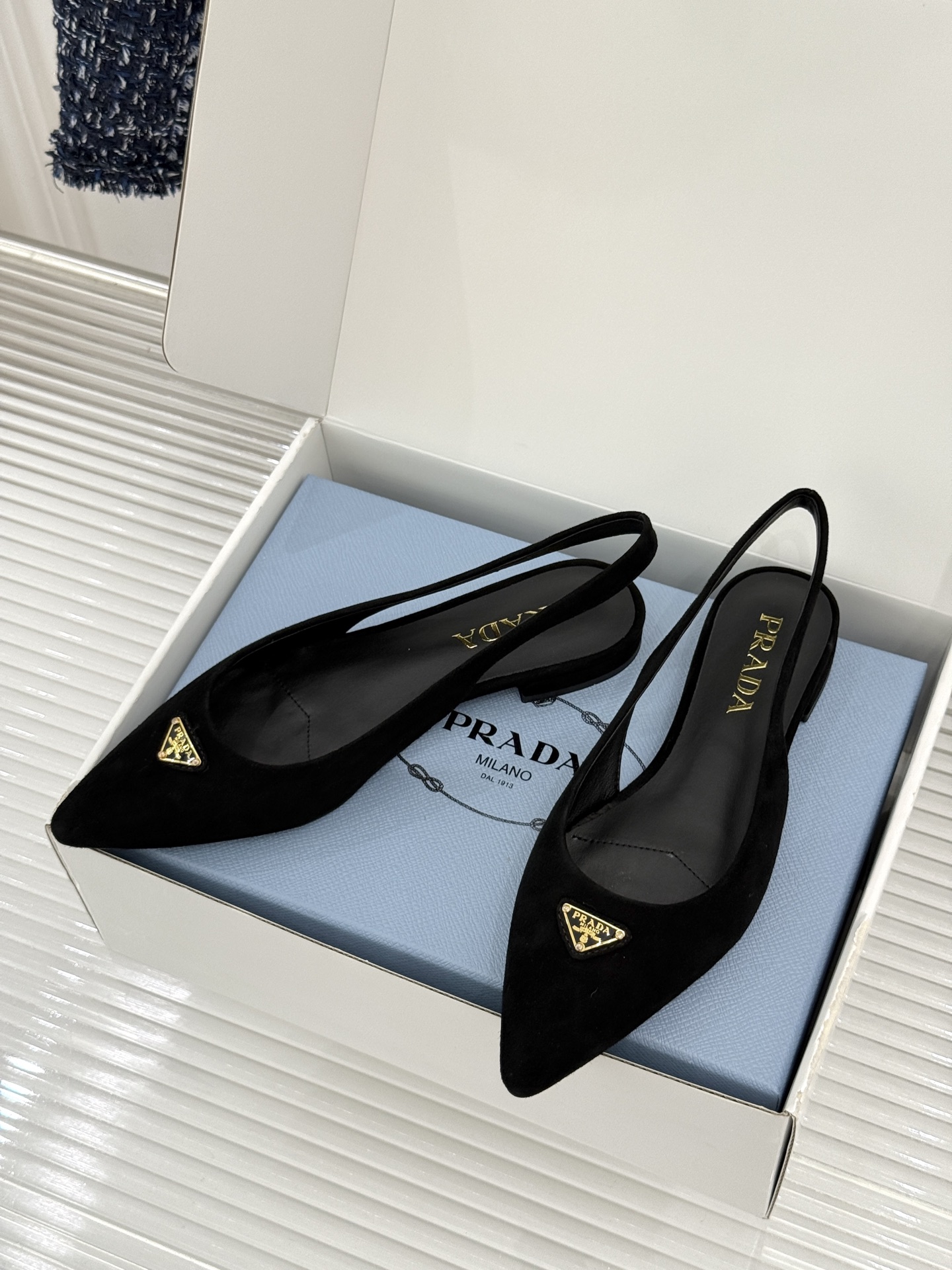 (原版飞机盒+10)Prada/普拉达26WF新品复古三角标后空平底凉鞋极简控今夏本命鞋履珐琅三角标复刻 (原版飞机盒+10)Prada/普拉达26WF新品复古三角标后空平底凉鞋极简控今夏本命鞋履珐琅三角标复刻