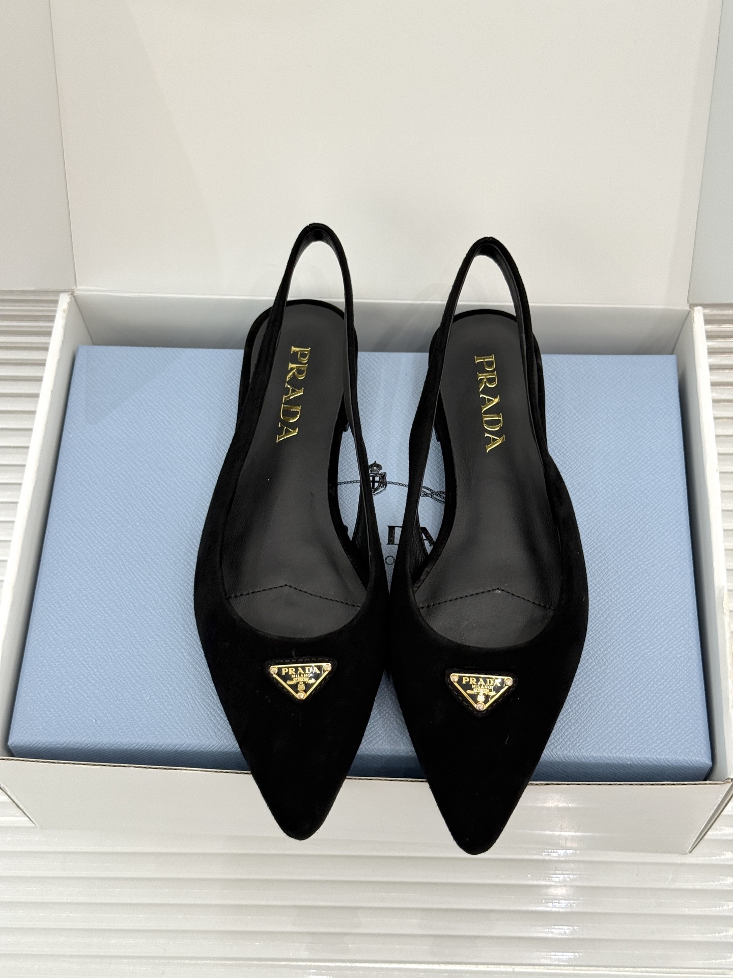 (原版飞机盒+10)Prada/普拉达26WF新品复古三角标后空平底凉鞋极简控今夏本命鞋履珐琅三角标复刻 (原版飞机盒+10)Prada/普拉达26WF新品复古三角标后空平底凉鞋极简控今夏本命鞋履珐琅三角标复刻