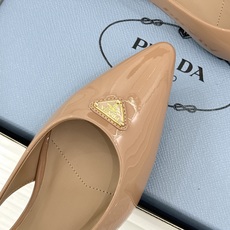 (原版飞机盒+10)Prada/普拉达26WF新品复古三角标后空平底凉鞋极简控今夏本命鞋履珐琅三角标复刻 (原版飞机盒+10)Prada/普拉达26WF新品复古三角标后空平底凉鞋极简控今夏本命鞋履珐琅三角标复刻