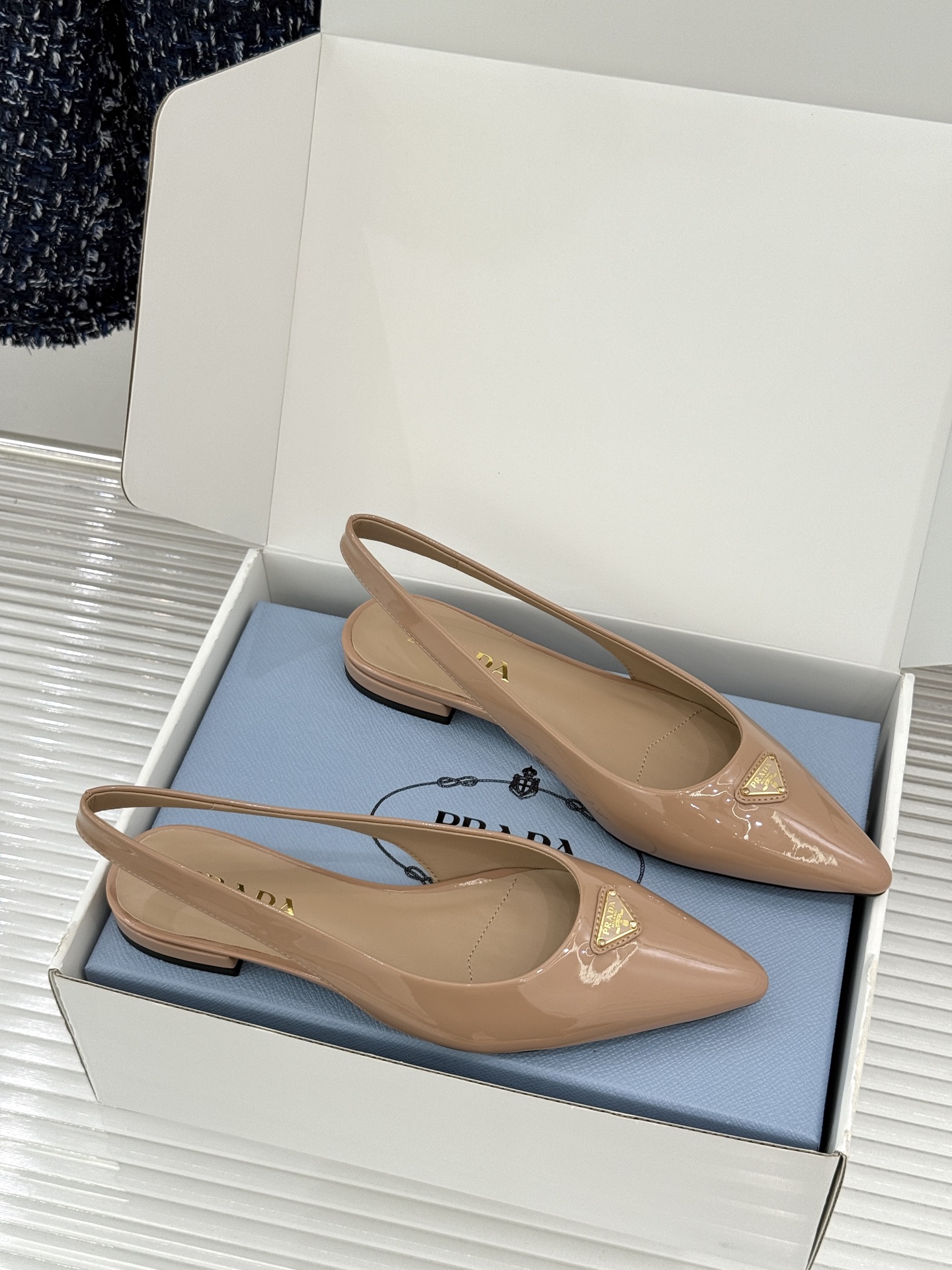 (原版飞机盒+10)Prada/普拉达26WF新品复古三角标后空平底凉鞋极简控今夏本命鞋履珐琅三角标复刻 (原版飞机盒+10)Prada/普拉达26WF新品复古三角标后空平底凉鞋极简控今夏本命鞋履珐琅三角标复刻