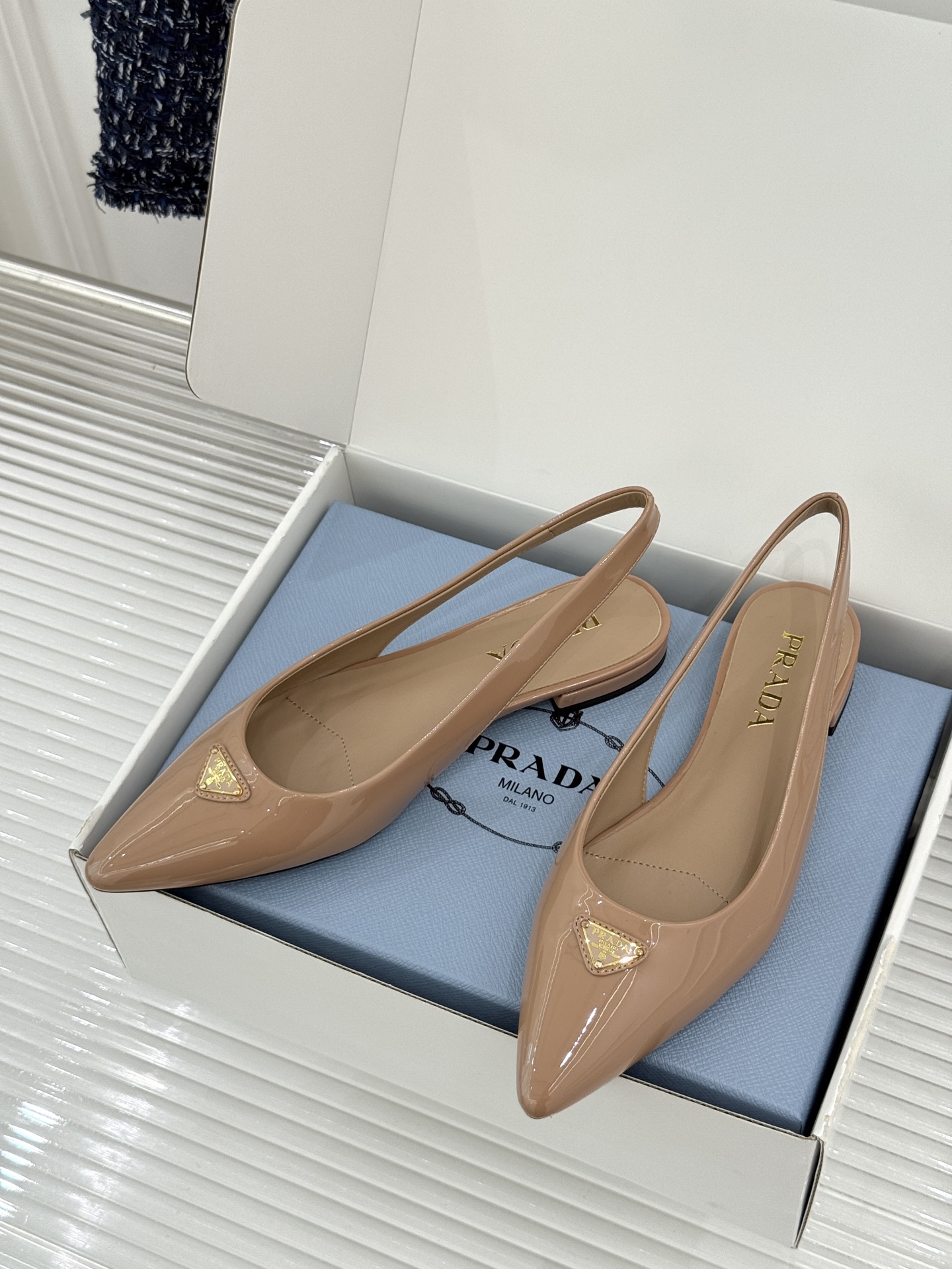 (原版飞机盒+10)Prada/普拉达26WF新品复古三角标后空平底凉鞋极简控今夏本命鞋履珐琅三角标复刻 (原版飞机盒+10)Prada/普拉达26WF新品复古三角标后空平底凉鞋极简控今夏本命鞋履珐琅三角标复刻