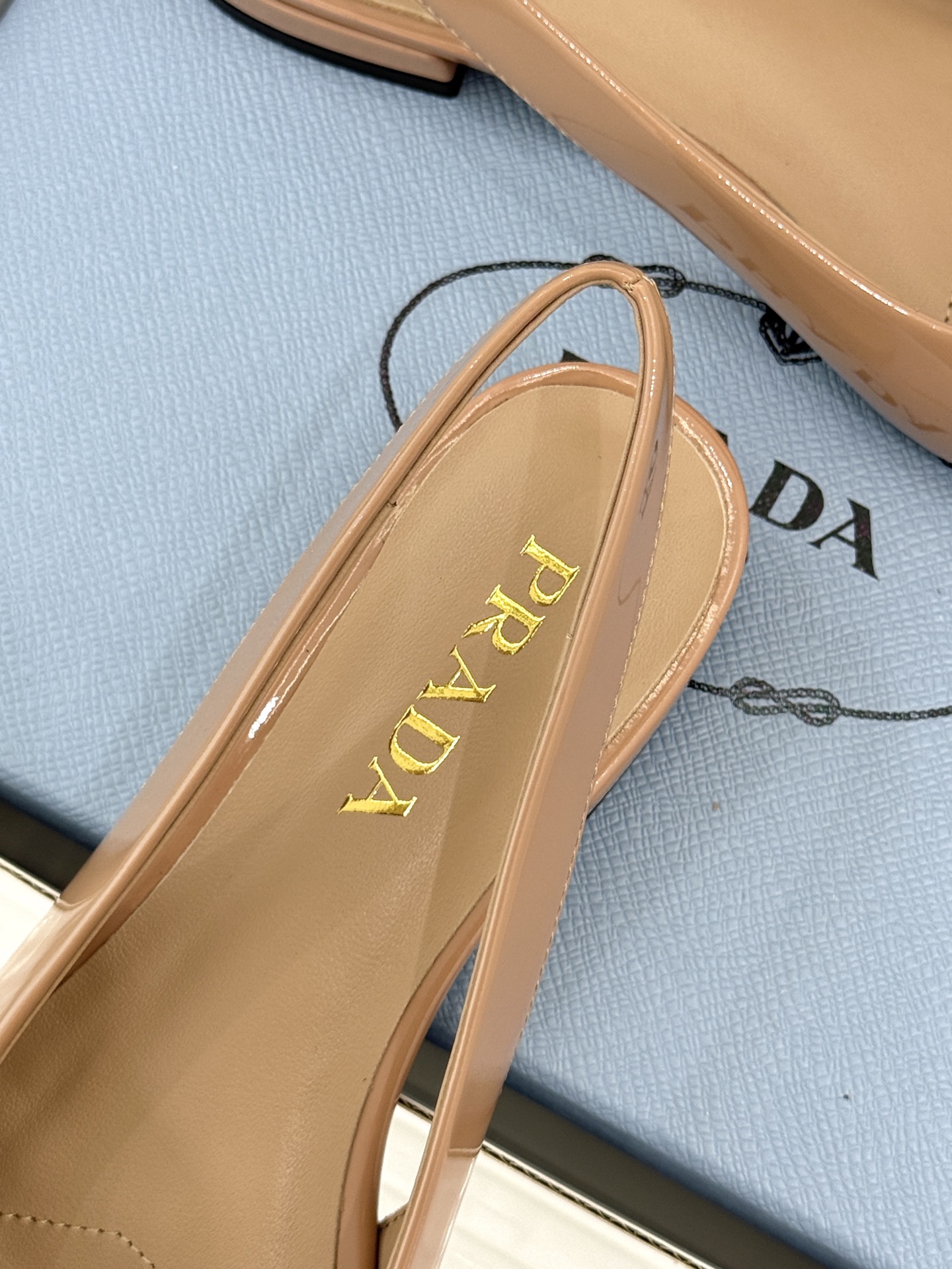(原版飞机盒+10)Prada/普拉达26WF新品复古三角标后空平底凉鞋极简控今夏本命鞋履珐琅三角标复刻 (原版飞机盒+10)Prada/普拉达26WF新品复古三角标后空平底凉鞋极简控今夏本命鞋履珐琅三角标复刻