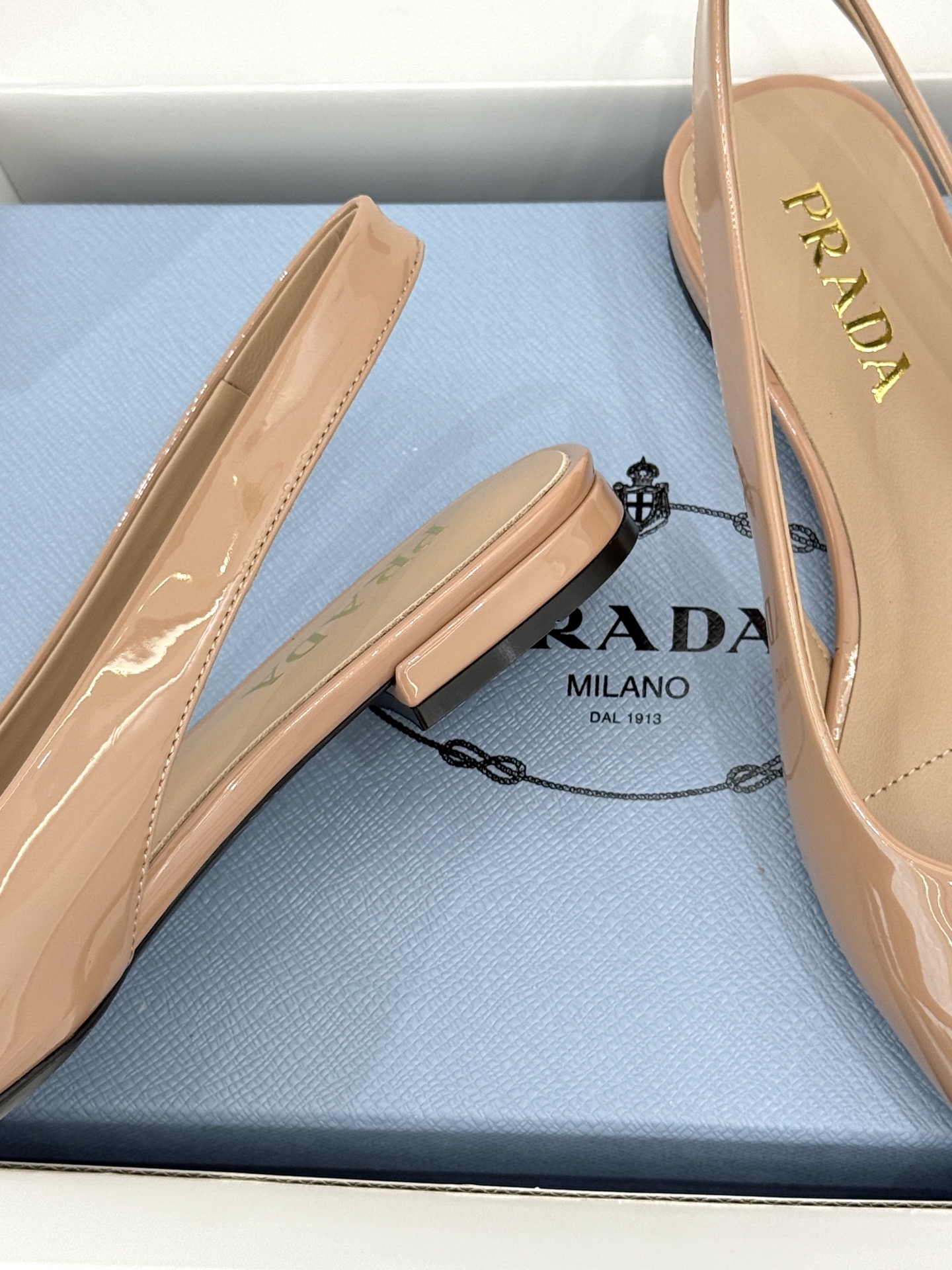 (原版飞机盒+10)Prada/普拉达26WF新品复古三角标后空平底凉鞋极简控今夏本命鞋履珐琅三角标复刻 (原版飞机盒+10)Prada/普拉达26WF新品复古三角标后空平底凉鞋极简控今夏本命鞋履珐琅三角标复刻