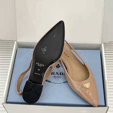 (原版飞机盒+10)Prada/普拉达26WF新品复古三角标后空平底凉鞋极简控今夏本命鞋履珐琅三角标复刻 (原版飞机盒+10)Prada/普拉达26WF新品复古三角标后空平底凉鞋极简控今夏本命鞋履珐琅三角标复刻