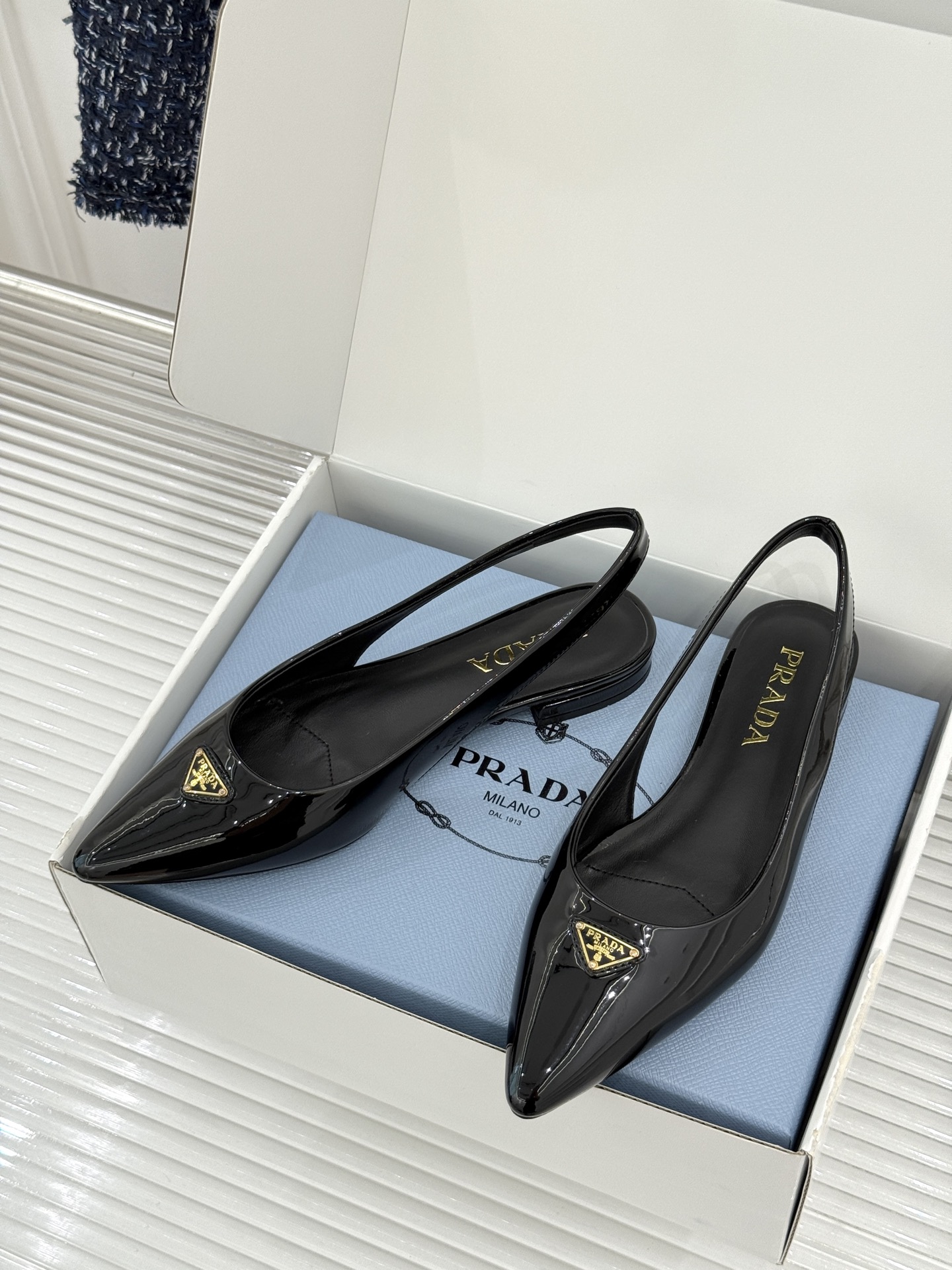 (原版飞机盒+10)Prada/普拉达26WF新品复古三角标后空平底凉鞋极简控今夏本命鞋履珐琅三角标复刻 (原版飞机盒+10)Prada/普拉达26WF新品复古三角标后空平底凉鞋极简控今夏本命鞋履珐琅三角标复刻