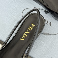 (原版飞机盒+10)Prada/普拉达26WF新品复古三角标后空平底凉鞋极简控今夏本命鞋履珐琅三角标复刻 (原版飞机盒+10)Prada/普拉达26WF新品复古三角标后空平底凉鞋极简控今夏本命鞋履珐琅三角标复刻