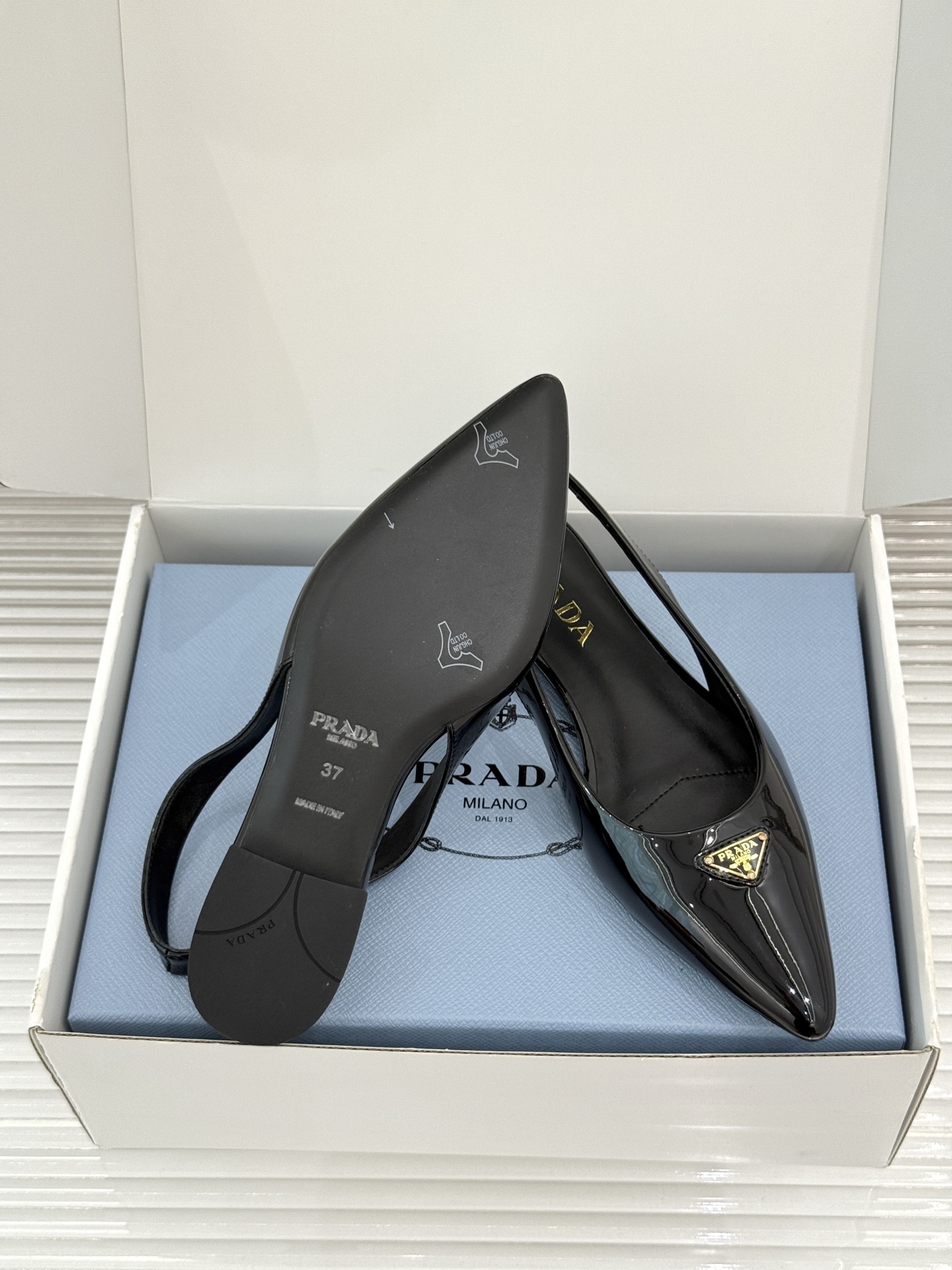 (原版飞机盒+10)Prada/普拉达26WF新品复古三角标后空平底凉鞋极简控今夏本命鞋履珐琅三角标复刻 (原版飞机盒+10)Prada/普拉达26WF新品复古三角标后空平底凉鞋极简控今夏本命鞋履珐琅三角标复刻