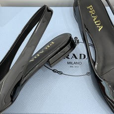 (原版飞机盒+10)Prada/普拉达26WF新品复古三角标后空平底凉鞋极简控今夏本命鞋履珐琅三角标复刻 (原版飞机盒+10)Prada/普拉达26WF新品复古三角标后空平底凉鞋极简控今夏本命鞋履珐琅三角标复刻