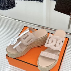 Hermès/爱马仕猪鼻子链条一字带麻绳厚底拖鞋养马人今夏必入款老钱风夏日顶配凉拖猪鼻子链条镌刻经典一字 Hermès/爱马仕猪鼻子链条一字带麻绳厚底拖鞋养马人今夏必入款老钱风夏日顶配凉拖猪鼻子链条镌刻经典一字