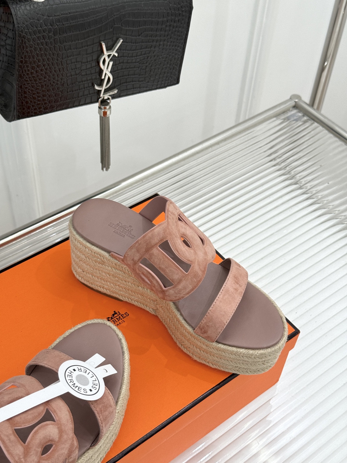 Hermès/爱马仕猪鼻子链条一字带麻绳厚底拖鞋养马人今夏必入款老钱风夏日顶配凉拖猪鼻子链条镌刻经典一字 Hermès/爱马仕猪鼻子链条一字带麻绳厚底拖鞋养马人今夏必入款老钱风夏日顶配凉拖猪鼻子链条镌刻经典一字