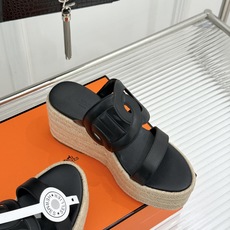 Hermès/爱马仕猪鼻子链条一字带麻绳厚底拖鞋养马人今夏必入款老钱风夏日顶配凉拖猪鼻子链条镌刻经典一字 Hermès/爱马仕猪鼻子链条一字带麻绳厚底拖鞋养马人今夏必入款老钱风夏日顶配凉拖猪鼻子链条镌刻经典一字