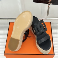 Hermès/爱马仕猪鼻子链条一字带麻绳厚底拖鞋养马人今夏必入款老钱风夏日顶配凉拖猪鼻子链条镌刻经典一字 Hermès/爱马仕猪鼻子链条一字带麻绳厚底拖鞋养马人今夏必入款老钱风夏日顶配凉拖猪鼻子链条镌刻经典一字