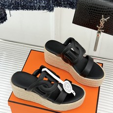 Hermès/爱马仕猪鼻子链条一字带麻绳厚底拖鞋养马人今夏必入款老钱风夏日顶配凉拖猪鼻子链条镌刻经典一字 Hermès/爱马仕猪鼻子链条一字带麻绳厚底拖鞋养马人今夏必入款老钱风夏日顶配凉拖猪鼻子链条镌刻经典一字