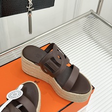 Hermès/爱马仕猪鼻子链条一字带麻绳厚底拖鞋养马人今夏必入款老钱风夏日顶配凉拖猪鼻子链条镌刻经典一字 Hermès/爱马仕猪鼻子链条一字带麻绳厚底拖鞋养马人今夏必入款老钱风夏日顶配凉拖猪鼻子链条镌刻经典一字