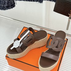 Hermès/爱马仕猪鼻子链条一字带麻绳厚底拖鞋养马人今夏必入款老钱风夏日顶配凉拖猪鼻子链条镌刻经典一字 Hermès/爱马仕猪鼻子链条一字带麻绳厚底拖鞋养马人今夏必入款老钱风夏日顶配凉拖猪鼻子链条镌刻经典一字
