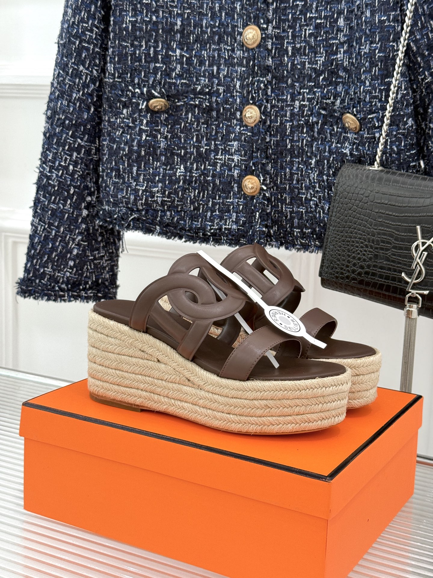 Hermès/爱马仕猪鼻子链条一字带麻绳厚底拖鞋养马人今夏必入款老钱风夏日顶配凉拖猪鼻子链条镌刻经典一字